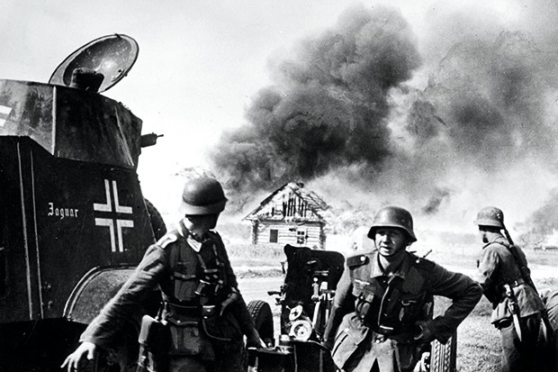 Khi Hồng quân Liên Xô giải phóng thành phố Kiev vào năm 1943, ước tính có khoảng 70.000 - 200.000 người dân địa phương bị lính Đức sát hại tại Babi Yar. Theo đó, đây là một trong những tội ác đẫm máu nhất mà Đức quốc xã gây ra trong Thế chiến 2.