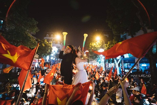 Chia sẻ với báo chí, anh Quang Tám cho biết, bộ ảnh xuất phát từ lời hứa nếu như U23 Việt Nam giành chiến thắng anh sẽ làm một điều bất ngờ.