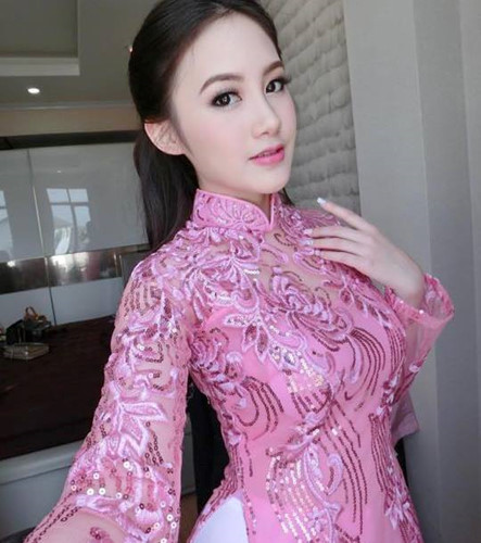 Những ai theo dõi, quan tâm ChiChi đều biết cô có cuộc sống khá đủ đầy, giàu có. Làm việc ở Anh nên ChiChi tự tạo ra nguồn thu nhập cao để phục vụ cuộc sống của bản thân và hỗ trợ gia đình ở Lào. Thời gian rảnh, ChiChi đi du lịch đến nhiều nước châu Âu, chụp ảnh “sang chảnh” khiến bạn trẻ nào cũng phải trầm trồ.