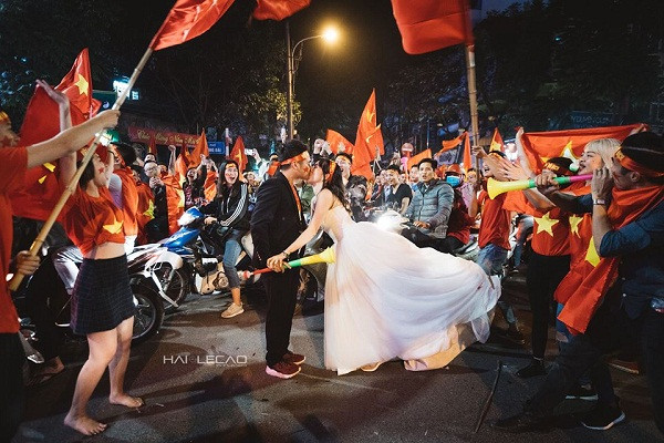 Xin chúc mừng đội tuyển U23 VN đã mang về cho Tổ Quốc niềm tự hào dân tộc mà bao nhiêu năm qua chúng ta vẫn tìm kiếm. Cám ơn các em! Cám ơn bóng đá VN đã đem lại niềm hạnh phúc vô bờ về cho hàng triệu triệu đồng bào!"
