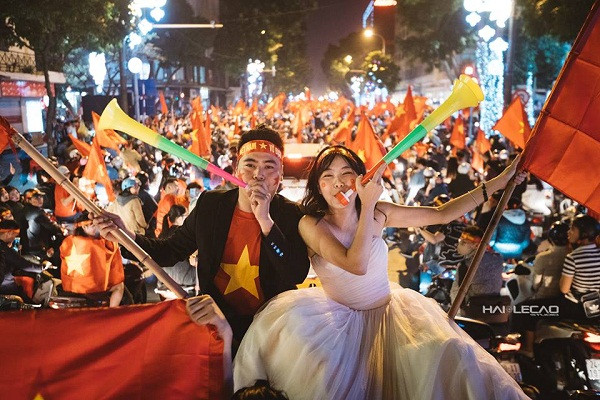 Điều bất ngờ đó chính là khi biết Việt Nam giành chiến thắng, anh Quang Tám đã cầu hôn chị Bích Đào.