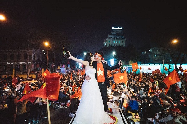 "Tôi sẽ update những hình hảnh nóng bỏng của đôi bạn trẻ hạnh phúc ngày hôm nay!", anh Hải Lê Cao hứa tung trọn bộ ảnh đang gây sốt này.