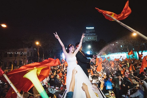 Trên trang Facebook cá nhân, anh Hải Lê Cao chia sẻ cảm xúc: "Ngay lúc này đây cảm giác hân hoan ăn mừng chiến thắng của cặp đôi hạnh phúc nhất năm 2018.