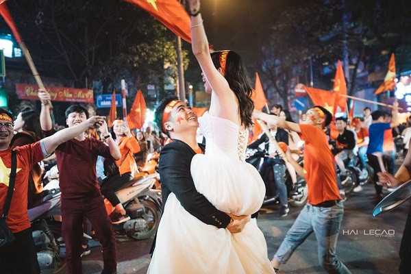 Cặp đôi hạnh phúc nhất năm 2018 nhận được nhiều lời chúc phúc.