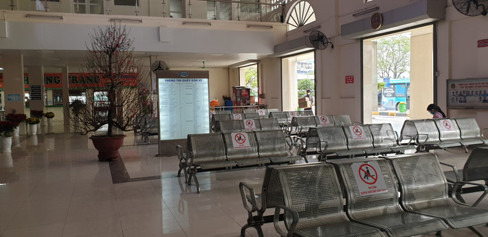 Khu vực ngồi chờ xe cũng vắng lặng.