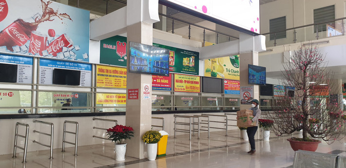Khu vực bán vé của bến dường như bỏ không, không có nhân viên ngồi trực ở quầy.