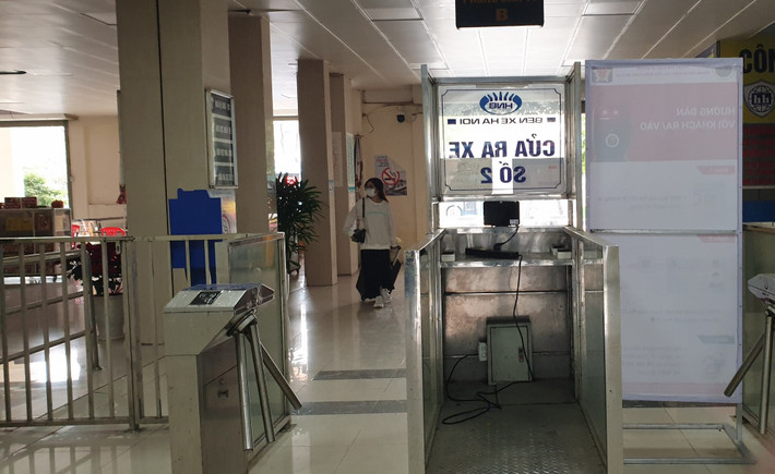 Khách thưa thớt khiến cho cả bến và nhà xe ngán ngẩm.