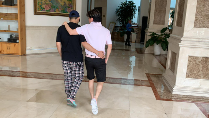 Nam ca sĩ bày tỏ sự tiếc nuối: "Giá như ngày đó tôi đừng tự ái, đừng dễ dãi.. và tỏ ra cần em một chút. Giá như ngày đó tôi quyết liệt và cố giữ em lại bằng mọi cách. Giá như tôi là một kẻ biết lợi dụng và biết "kinh doanh" em một chút thôi để có thể chốt hạ với người thân em bằng cú tấn công vào kinh tế.... thì có lẽ sẽ là một câu chuyện khác...". Ảnh: FB ĐVH