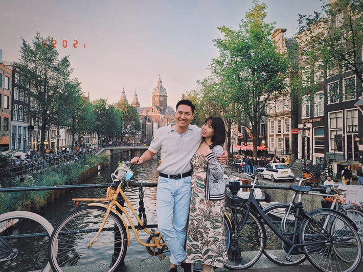 Vợ chồng Mạnh Trường đang có chuyến du lịch châu Âu. Mới nhất nam diễn viên khoe loạt ảnh ở Hà Lan kèm chia sẻ: "Bình minh ở Amsterdam".