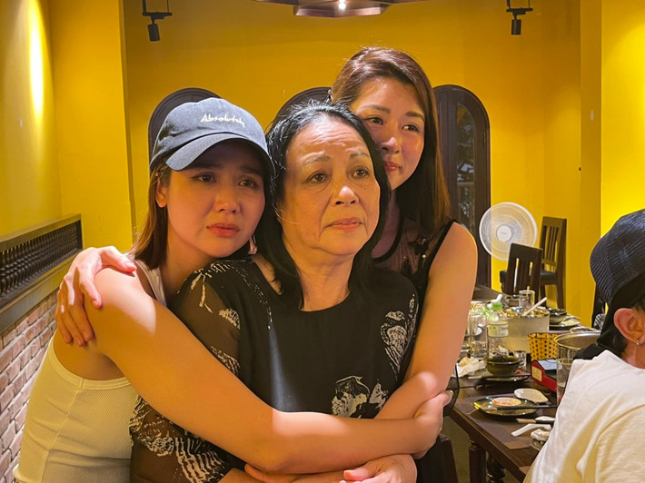 Phan Minh Huyền chia sẻ: “Trong tôi có rất nhiều cảm xúc, rất nhiều điều muốn nói nhưng lúc này lại không biết nói gì nhiều. Tôi chỉ biết nói rằng tôi rất yêu gia đình “Thương ngày nắng về”. Mỗi nghệ sĩ, mỗi thành viên của đoàn đều là một mảnh ghép tuyệt vời để tạo nên bộ phim ghi được dấu ấn trong lòng khán giả".
