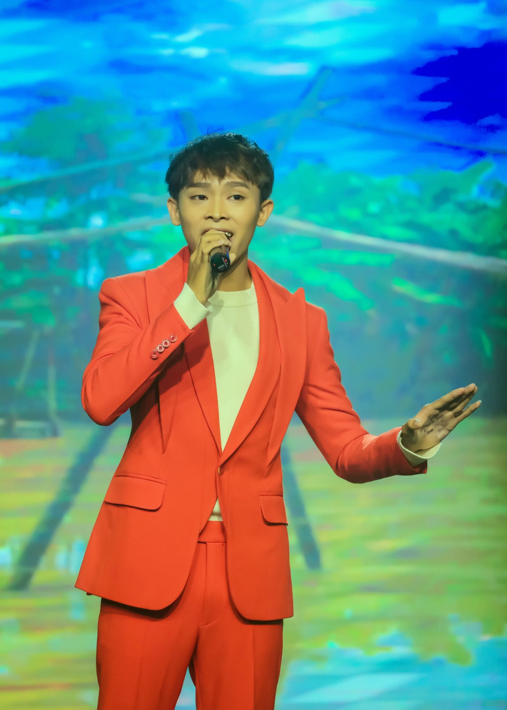 Xuất hiện tại sự kiện, Hồ Văn Cường “lột xác” trưởng thành về hình ảnh, phong cách lẫn bản lĩnh sân khấu khiến khán giả không khỏi ngỡ ngàng.