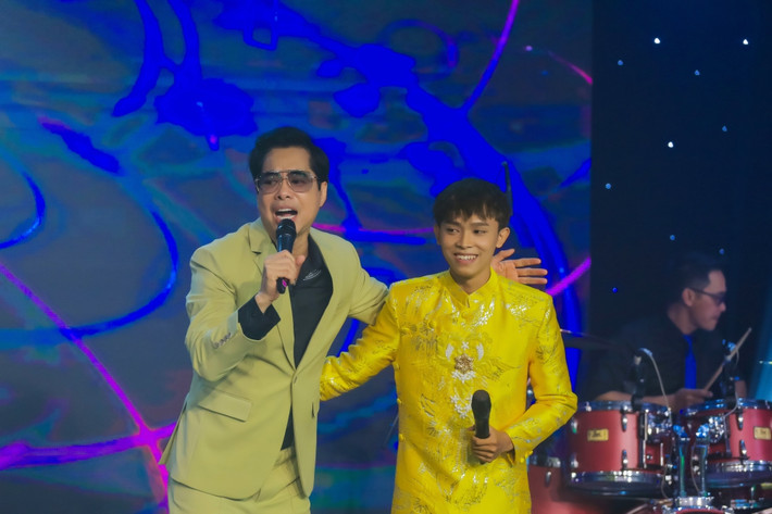 Danh ca Ngọc Sơn không khỏi tự hào bởi sau một thời gian được anh dìu dắt, Hồ Văn Cường ngày càng trưởng thành, chững chạc hơn cả về giọng hát lẫn bản lĩnh sân khấu.