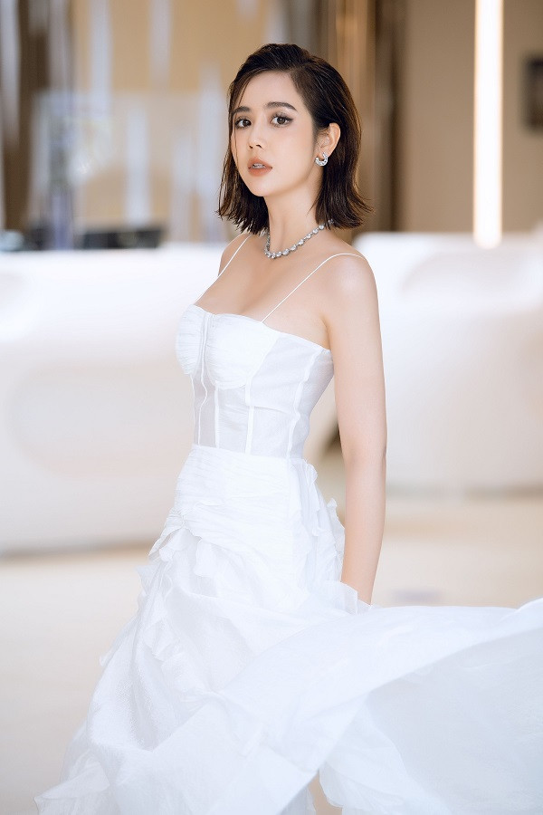 Sau một tuần nghỉ ngơi cùng gia đình khi “Thương ngày nắng về” kết thúc, Phan Minh Huyền trở lại với lịch trình công việc dày đặc.