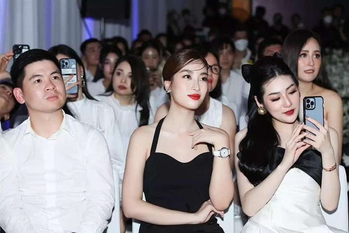 Trong liveshow của Noo Phước Thịnh vào tháng 4/2022 tại Hà Nội, Đỗ Mỹ Linh và Đỗ Vinh Quang ngồi cạnh nhau dưới hàng ghế khán giả. (Ảnh: Vietnamnet)