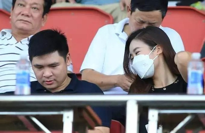 Lần khác, cặp đôi thân thiết trên khán đài sân vận động Hòa Xuân (Đà Nẵng) để theo dõi trận đấu giữa hai câu lạc bộ là Hà Nội và Đà Nẵng, trong khuôn khổ vòng 5 V-League 2022. Ảnh: Bảo Vệ Công Lý