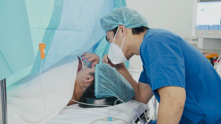 Lê Dương Bảo Lâm vừa chia sẻ tin vui bà xã hạ sinh quý tử. Cùng với loạt ảnh đón con chào đời, nam diễn viên chia sẻ xúc động khi chứng kiến vợ vượt cạn.