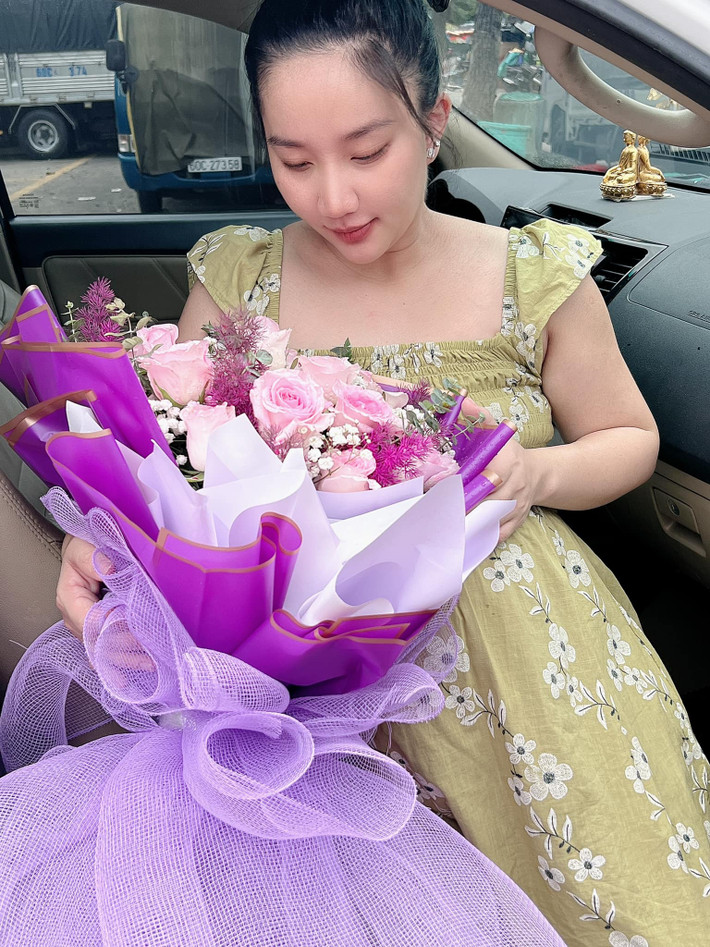 Chia sẻ của Lê Dương Bảo Lâm dành cho bà xã gây xúc động, Trước đó, nam diễn viên khoe ảnh tặng hoa cho vợ trước khi cô lâm bồn.