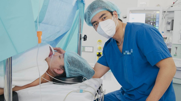 "7h15 bác sĩ ẵm con ra... và con bắt đầu khóc.... Anh thấy em không còn khóc nữa mà cười rất hạnh phúc... Bác sĩ cho con nằm trên người em... Anh cảm nhận được em không còn sợ đau nữa ... Em chỉ mải mê nói chuyện với con "con trai ơi mẹ nè". Vừa nói mà nước mắt em vừa rơi ... Anh hiểu em đang hạnh phúc lắm...", nam diễn viên chia sẻ.
