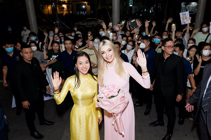 Hình ảnh đương kim Miss World diện áo dài đẹp rạng rỡ thu hút sự chú ý khi đến Việt Nam.