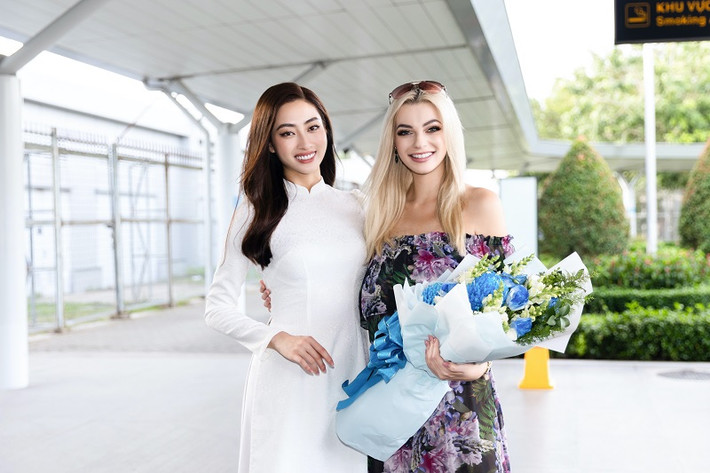Để kịp lịch trình cho Chung kết Miss World Vietnam 2022, đương kim Miss World 2021 Karolina Bielawski đã tiếp nối chuyến bay từ TP.HCM ra thành phố Quy Nhơn (Bình Định) ngay sau đó.