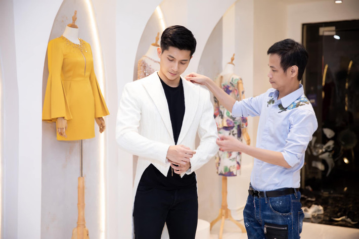 Chàng mẫu 27 tuổi luôn chỉnh chu mỗi khi xuất hiện trước công chúng.