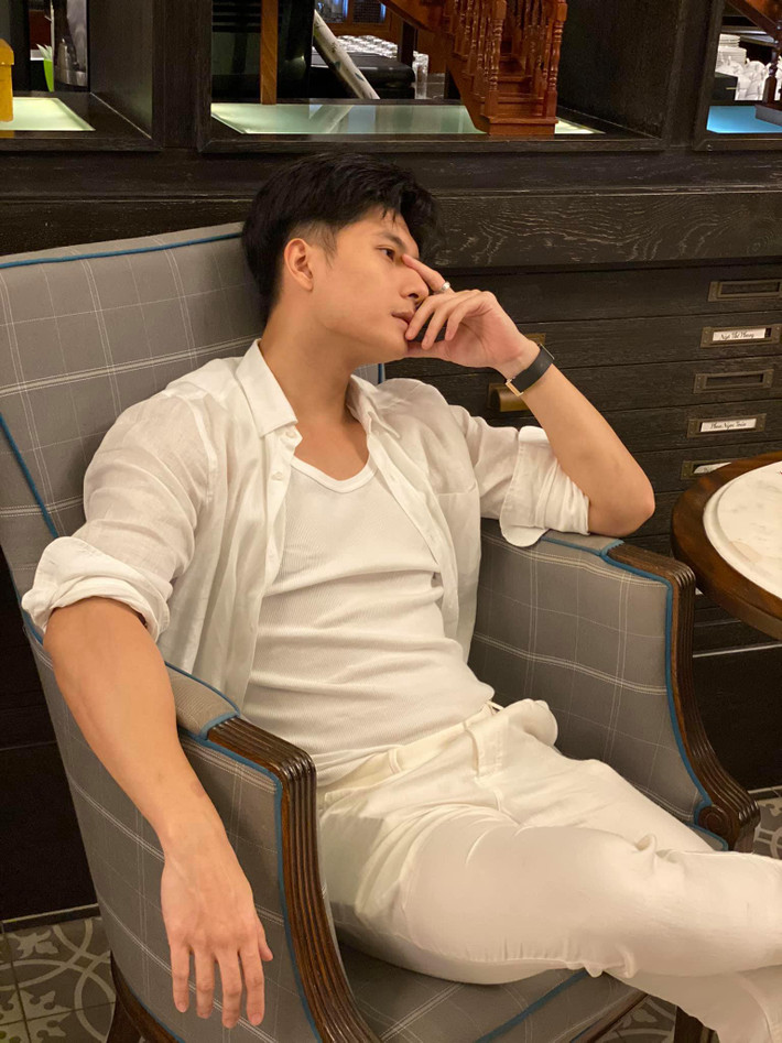 Anh chàng này đặc biệt ưa thích những set đồ tông màu đen trắng.
