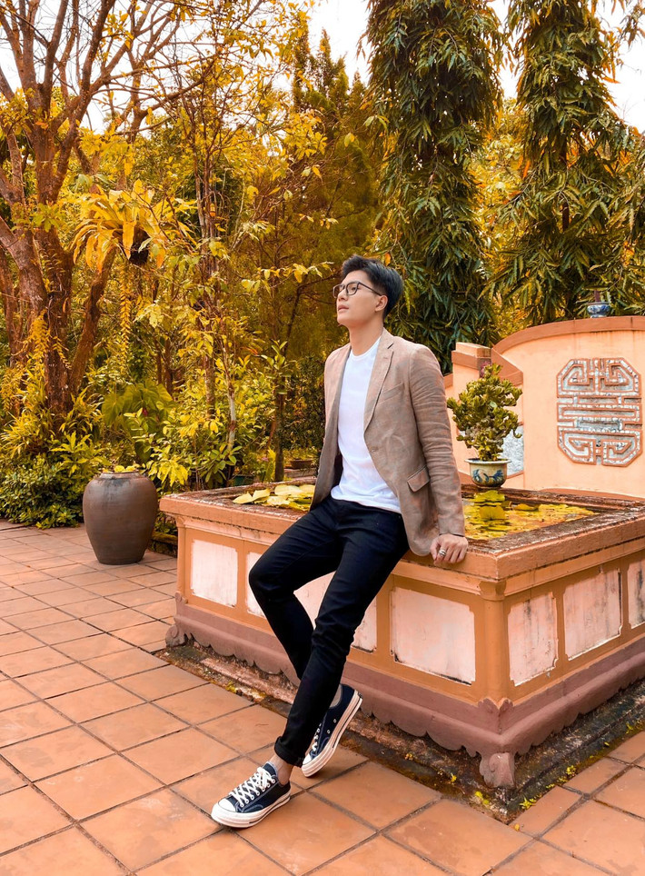 Người tình tin đồn của Lệ Quyên thường chọn những set đồ vừa mang tới sự khỏe khoắn vừa giữ được sự lịch lãm, nam tính.