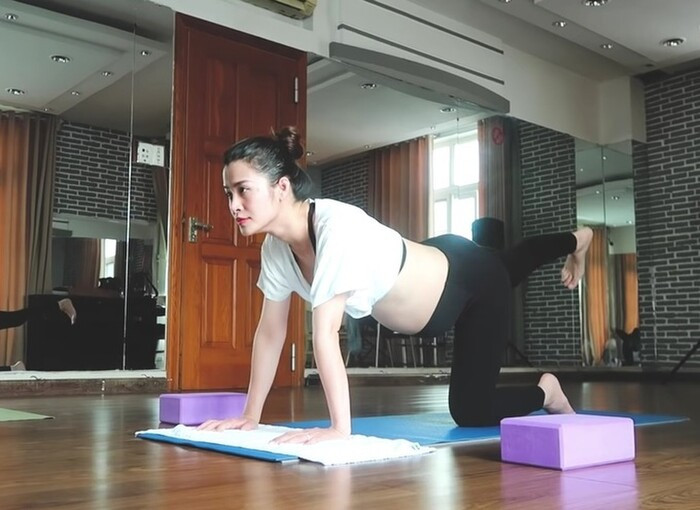 Nữ ca sĩ cũng khẳng định nhờ tập yoga nhiều năm nay và yoga bầu từ những tháng đầu thai kỳ nên cô luôn cảm thấy khỏe mạnh, đặc biệt không bị đau lưng.