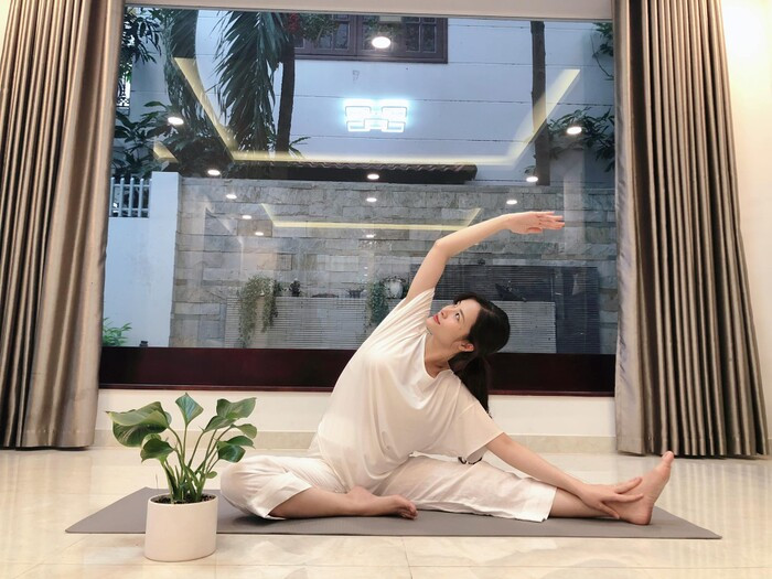 Đông Nhi làm quen yoga bầu ở tháng thứ 3 của thai kỳ và duy trì thói quen này cho đến sát ngày đi sinh. Mỗi buổi tập yoga bầu của Đông Nhi kéo dài khoảng 75 - 90 phút với sự hướng dẫn của giáo viên.