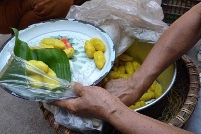 Món bánh được làm từ những nguyên liệu rất đơn giản nhưng lại gây thương nhớ. Phần vỏ bánh được làm từ bột gạo, muối và bột nghệ; phần nhân gồm mỡ khổ ngon, hành, tiêu, gừng và bột ngũ vị hương.