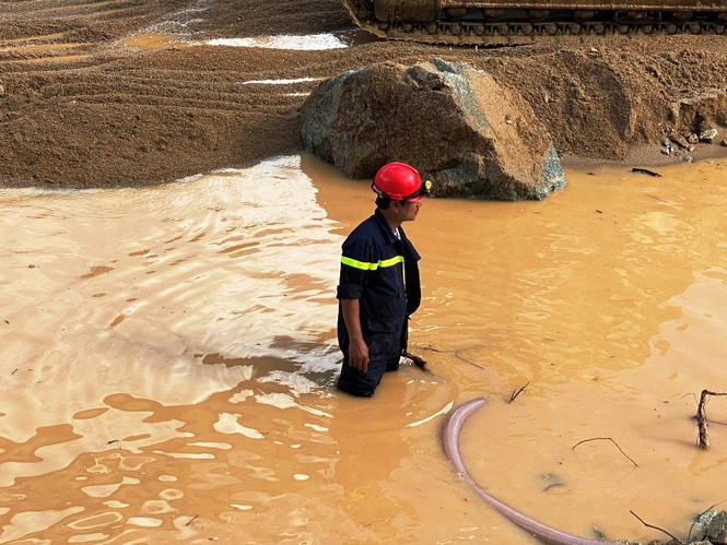 Trước đó, vào khoảng 14h20 chiều 22/11, lực lượng cứu hộ cứu nạn đã tìm được thêm một thi thể nằm trong số 17 nạn nhân thủy điện Rào Trăng 3 bị sạt lở núi vùi lấp rạng sáng 12/10.