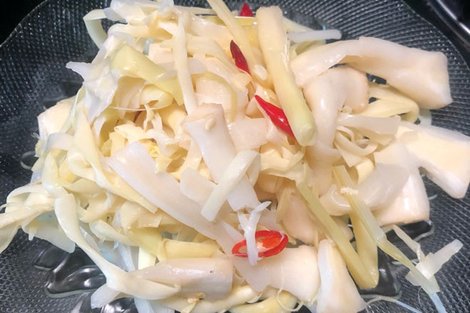 Bồn bồn muối chua có mùi thơm đặc trưng của ruộng đồng, khi ăn có vị giòn, mềm, vừa giống măng vừa giống ngó sen. Nhiều người sáng tạo còn cho thêm đường, bột ngọt và tỏi ớt giã nhỏ khiến món dưa bồn bồn trở nên lạ miệng, dễ đưa cơm, hấp dẫn.