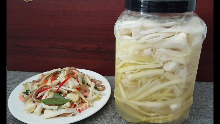 Món ăn phổ biến nhất, thường xuất hiện trong những gia đình người dân miền Tây Nam Bộ là dưa bồn bồn muối chua. Cách làm cũng khá đơn giản, bồn bồn chọn lấy phần non và trắng nhất sau đó dùng dao chẻ làm đôi hoặc tư rồi sắp vào hũ nước gạo có pha chút muối, đậy nắp kín, giữ khoảng vài ngày là được.