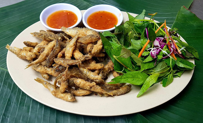 Cá linh chiên bột: Nếu con nước chưa lớn, cá linh còn non thì người miền Tây sẽ sử dụng để chế biến thành cá linh chiên bột. Cá nhỏ được nhúng trong bột và trứng để chiên thành từng miếng tròn.