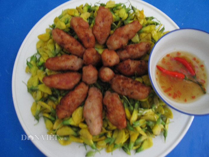 Đánh hai quả trứng gà cùng nửa tô bột mì ngang hoà cùng một chút nước lã cho bột hơi sền sệt là được. Sau đó, cho thịt cá linh xay nhuyễn vào trộn đều, và dùng tay nắm thành từng miếng (tròn, vuông tùy thích) cho vào chảo mỡ đang sôi cho tới khi miếng chả chín vàng là được. Sắp những miếng chả cá linh chiên vàng ươm lên đĩa bông điên điển đã rưới sẵn giấm, đường và dọn lên bàn ăn cùng cơm nóng. Ảnh: Dân Việt, Internet.