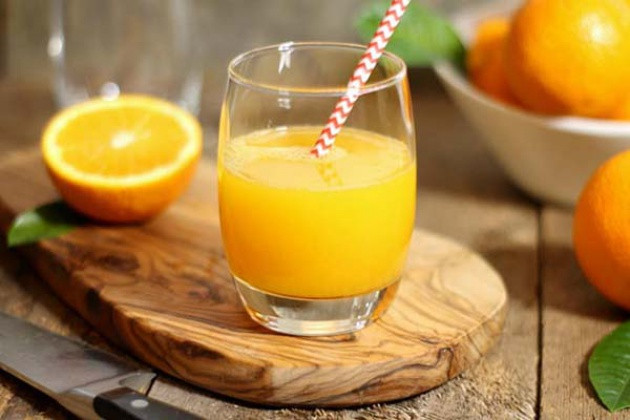 Nước cam tươi còn là nguồn cung cấp phong phú thiamin và folat. Thiamin hay vitamin B1 tham gia vào tiến trình giải phóng năng lượng. Folat có công dụng xây dựng chất lượng của máu huyết. Khi sức khỏe được cải thiện, chị em sẽ được tiếp sức và sung mãn hơn.