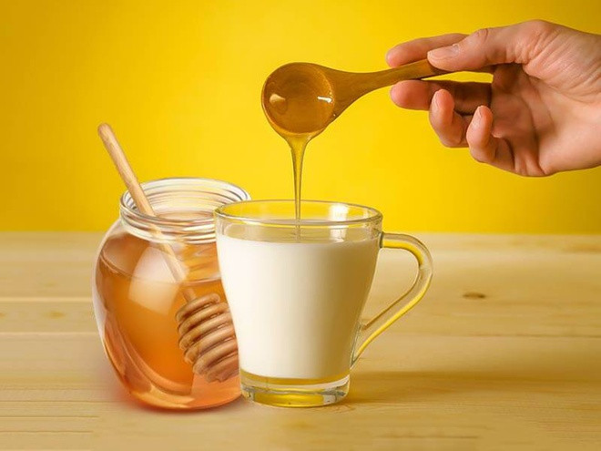 Sữa mật ong: Giàu dinh dưỡng, sữa cung cấp năng lượng ngay lập tức và giúp bạn có ham muốn "yêu" lành mạnh. Mật ong cũng là chất làm ngọt tự nhiên giúp tăng sức chịu đựng cho bạn. Kết hợp sữa và mật ong sẽ giúp bạn duy trì ham muốn "yêu" ổn định và cung cấp những lợi ích sức khỏe tối đa.