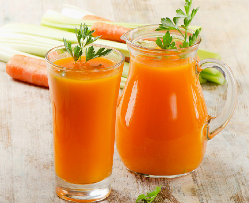 Nước cà rốt: Nước cà rốt là một trong những loại nước quả hữu ích nhất đối với phụ nữ bởi cung cấp cho cơ thể những chất dễ bị thiếu nhất như: sắt, canxi, kali và magiê…