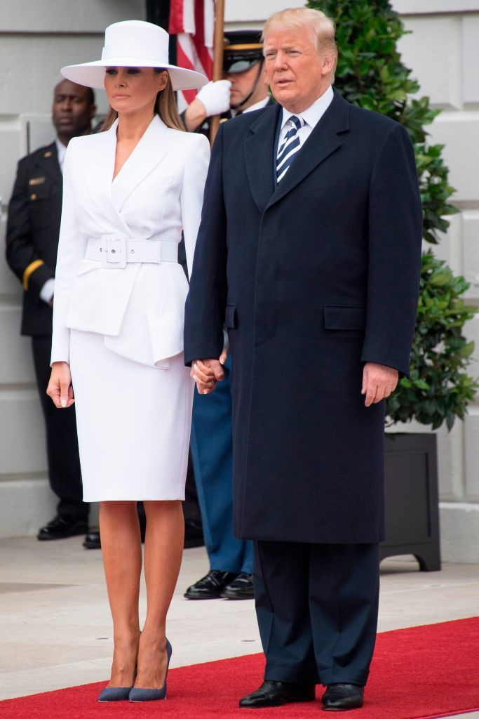 Tiếp đón phu nhân và tổng thống nước Pháp, bà Melania lựa chọn một bộ trang phục chất Parisian từ thương hiệu Michael Kors.