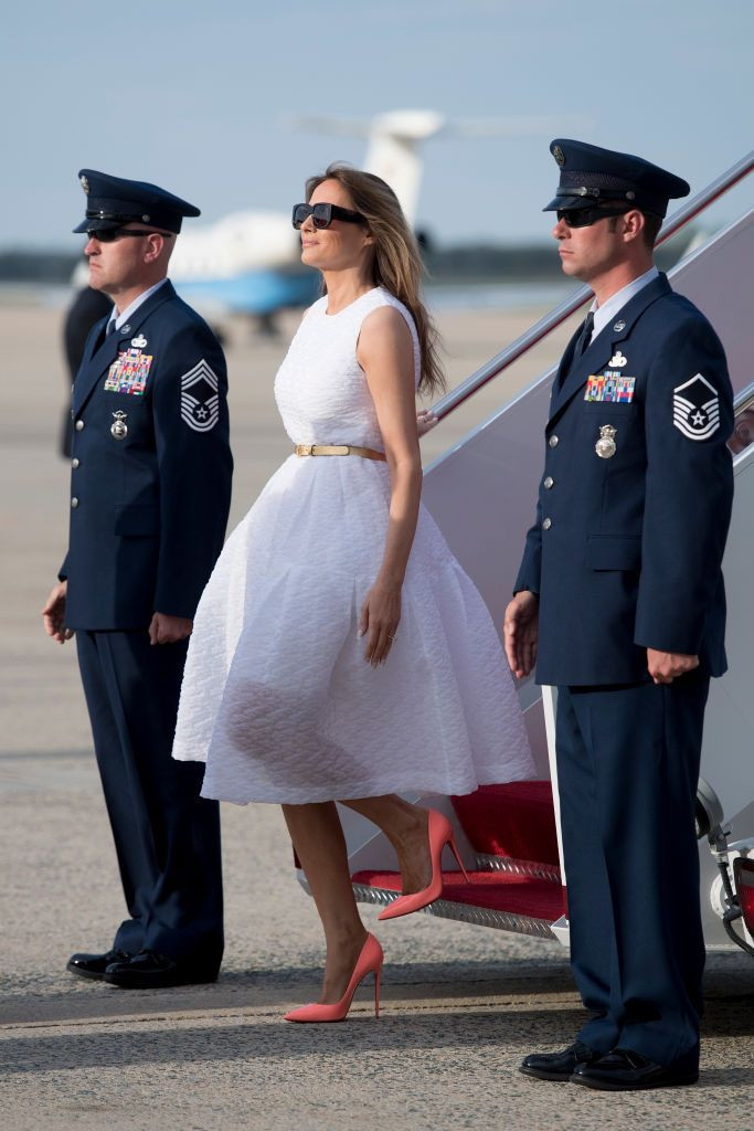 Mỗi lần xuất hiện trước đám đông, vợ ông Donald Trump lại khiến nhiều người trầm trồ trước độ xa xỉ của những trang phục bà khoác lên người.