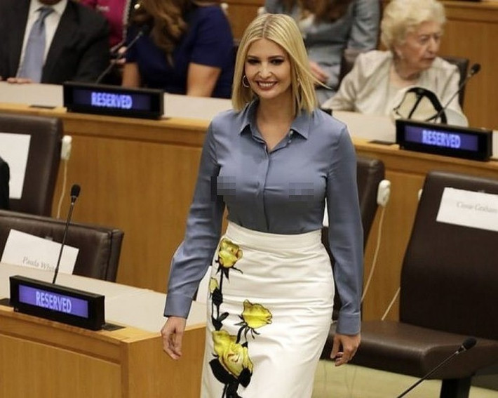 Ivanka Trump cũng nhiều lần gặp sự cố lộ hàng vì diện trang phục hớ hênh. Tại buổi họp hội đồng Liên Hợp Quốc tại New York (Mỹ), cô gây chú ý với hình ảnh lộ nhũ hoa khá phản cảm.