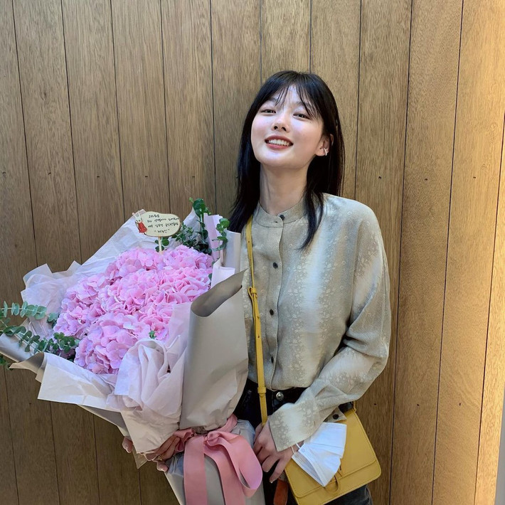 Nữ diễn viên tâm sự hiện tại cô muốn sống thoải mái, làm những gì mình thích. Kim Yoo Jung cho biết: “Bước sang tuổi 21 thường được coi là điều gì đó lớn lao, nhưng cá nhân tôi không nghĩ vậy. Tôi chỉ nói với bản thân đừng vội vàng, hãy đi từng bước một".