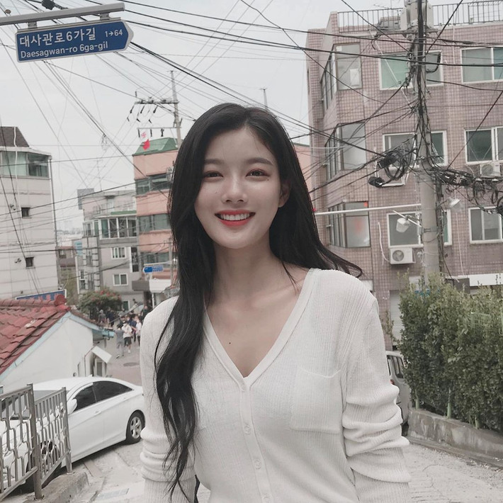 Đời thường, Kim Yoo Jung thường chọn trang phục đơn giản, thoải mái nhưng vẫn tôn dáng. Ra mắt từ năm 4 tuổi, Kim Yoo Jung là một trong những sao nhí nổi tiếng nhất Hàn Quốc. Vài năm trở lại đây, nữ diễn viên đảm nhận nhiều vai chính, gần nhất là Cửa hàng tiện lợi Saet Byul đóng cùng đàn anh Ji Chang Wook.