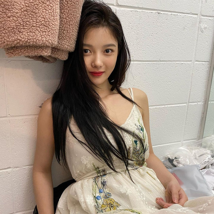Người hâm mộ chỉ ra thời gian gần đây Kim Yoo Jung mặc trang phục gợi cảm hơn trước. Nữ diễn viên cũng có kiểu tạo dáng táo bạo hơn khi chụp hình. "Em gái quốc dân ngày nào nay đã trưởng thành rồi. Dù thế nào, Kim Yoo Jung vẫn xinh đẹp", "Không còn là cô bé, Kim Yoo Jung hiện giờ ra dáng thiếu nữ rồi", "Không chỉ chuyện trang phục, tôi thấy cô ấy còn quyến rũ hơn trong cả cách tạo dáng nữa", khán giả bình luận.