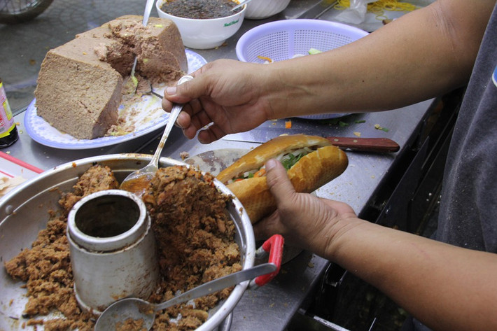 Bánh mì cá bạc má: Không phải loại cá đóng hộp mà bánh mì cá bạc má ở đây là những con cá tươi ngon hẳn hoi. Cá sau khi mua về sẽ được làm sạch, hấp chín, loại bỏ xương, băm nhuyễn rồi nêm nếm gia vị và chế biến thành nhân bánh mì vừa ăn.