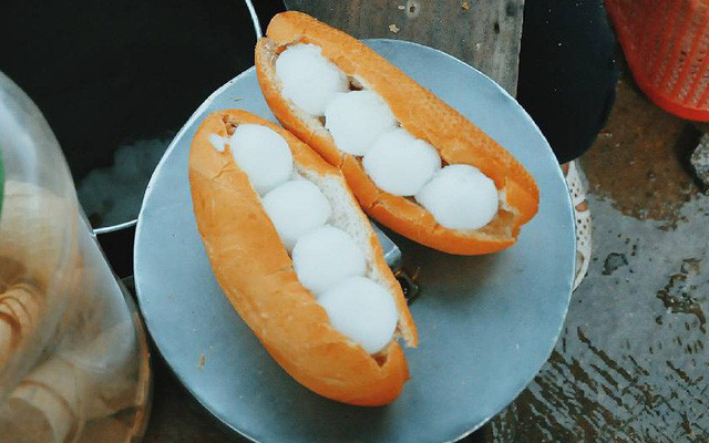 Bánh mì được bán trên chiếc xe dạo với giá bình dân chỉ 10.000 đồng/ổ. Người bán thường đạp lòng vòng qua các tuyến đường Phan Văn Trị, Huỳnh Mẫn Đạt ở quận 5. Nếu là người đam mê ẩm thực, bạn đừng ngại tìm để được thưởng thức món ăn thơm ngon này.