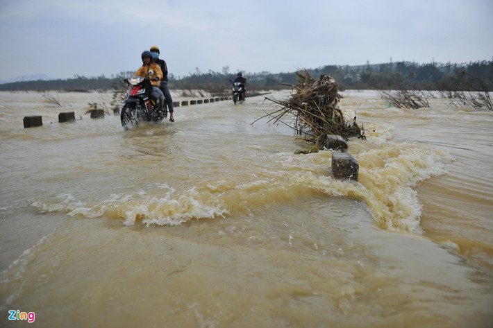 Dân địa phương cho biết cầu thường bị ngập sâu sau các đợt mưa bão. Những năm trước, có người cố đi qua cầu bị nước cuốn trôi và tử vong.