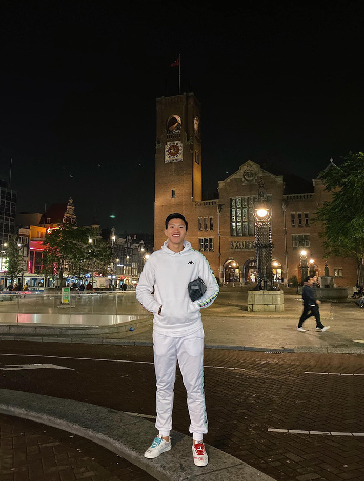 Đoàn Văn Hậu xuất hiện trẻ trung và khỏe khoắn trong bộ đồ thể thao Kappa màu trắng.