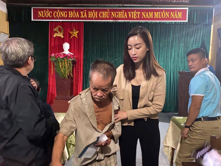 Đỗ Mỹ Linh mặc áo thun ôm sát kết hợp với áo cardigan bên ngoài, vừa kín đáo lại không kém phần trẻ trung, sành điệu.