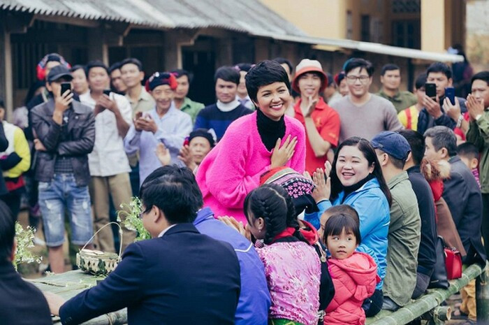Hoa hậu Hoàn vũ H’Hen Niê luôn nhận được sự yêu mến ủng hộ từ công chúng bởi phong cách thời trang giản dị, gần gũi đặc biệt là khi đi từ thiện. Ảnh: Internet.